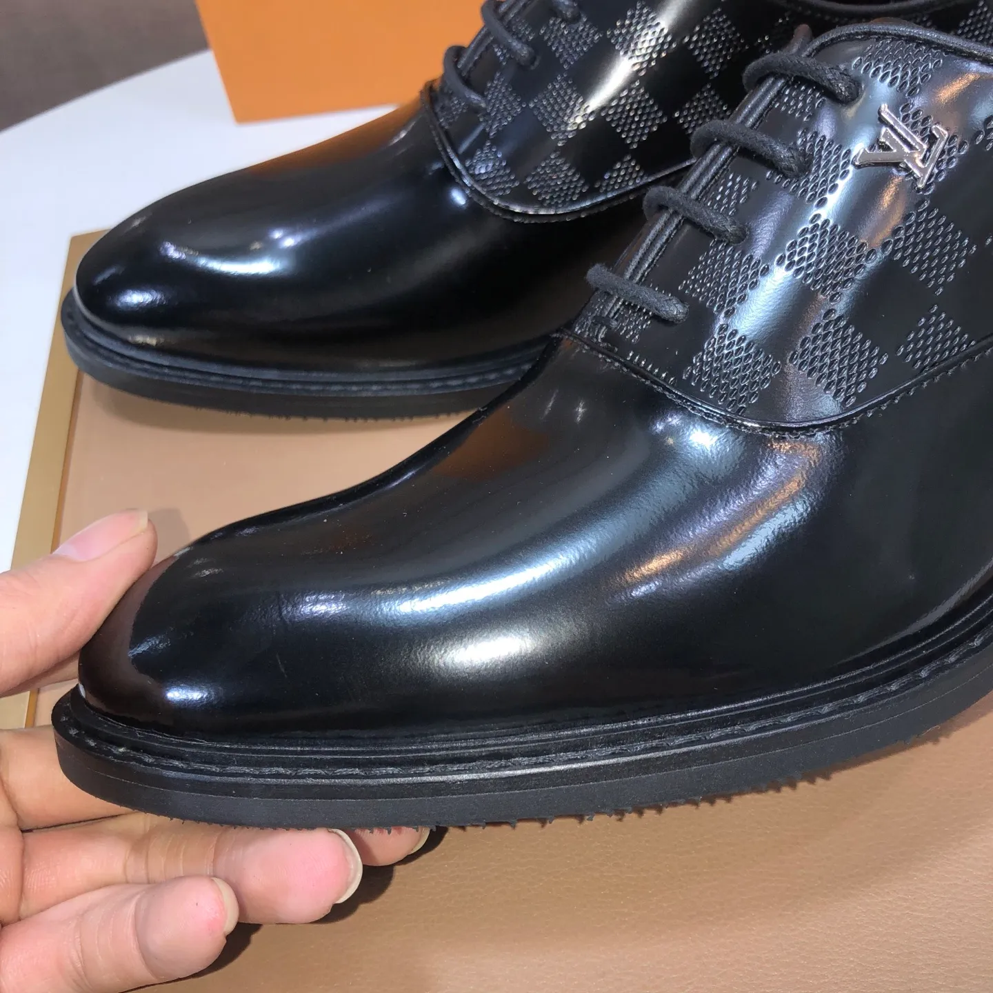Men's men's shoes💰460💰【LV】(sheepskin lining) formal men's shoes! The high-end formal wear style is luxurious and elegant, with both practicality and style. We pay special attention to quality and details. The original version at the counter is 1:1 ultra-accurate replica👍🏻 The shoe last, leather, workmanship and comfort are not inferior! Material: imported cowhide upper, soft first layer of sheepskin! Code number: 38-45 (45 customized)